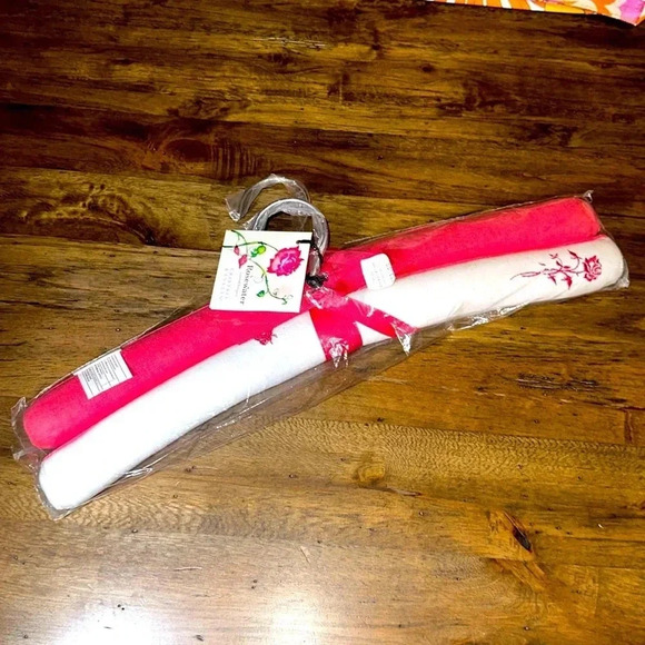 NWT HTF Crabtree & Evelyn Rosewater Set of 2 Red/White Fabric Scented Hangers - Picture 1 of 14